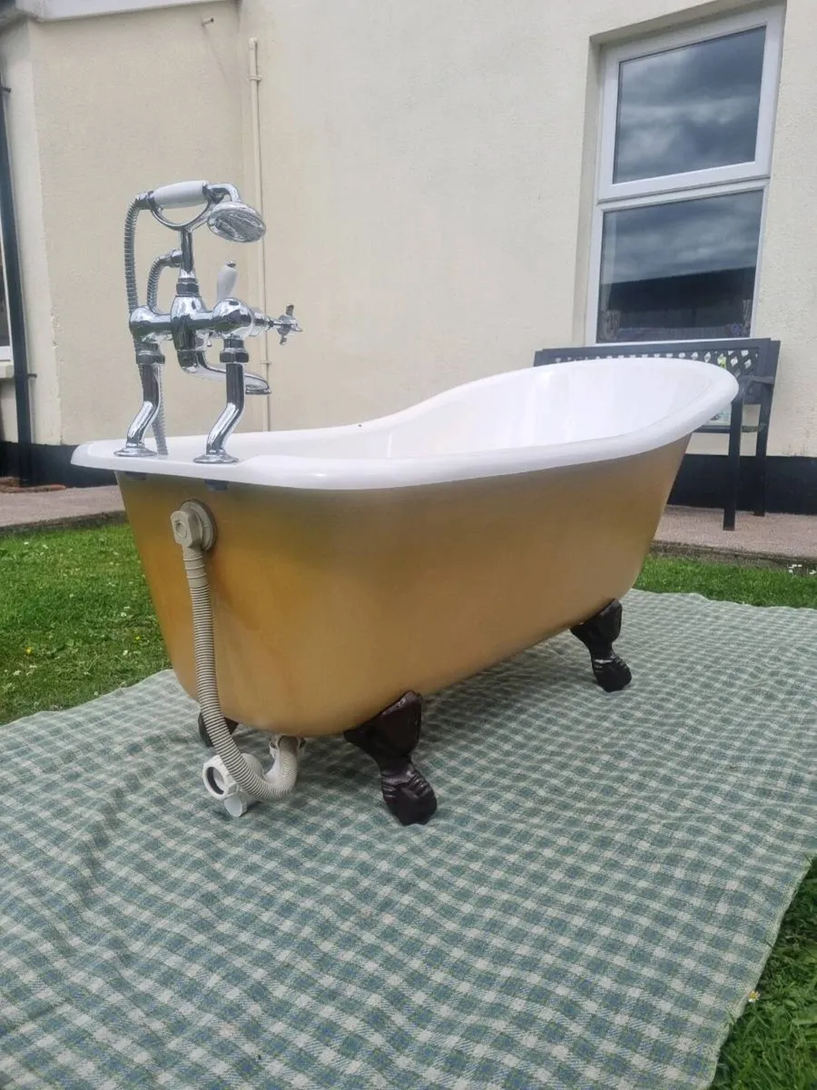 Bath tub - Image 1
