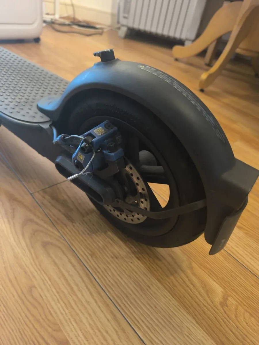 🔥 Xiaomi Mi 3 Scooter in EXCELLENT condition! - Image 3