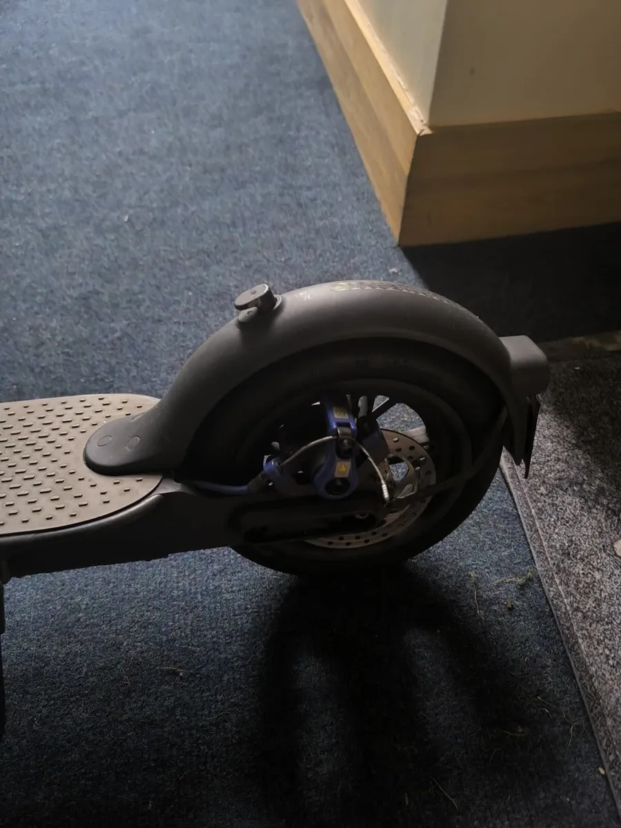 🔥 Xiaomi Mi 3 Scooter in EXCELLENT condition! - Image 2