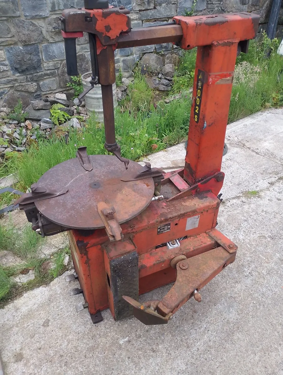 Corghi tyre machine - Image 1