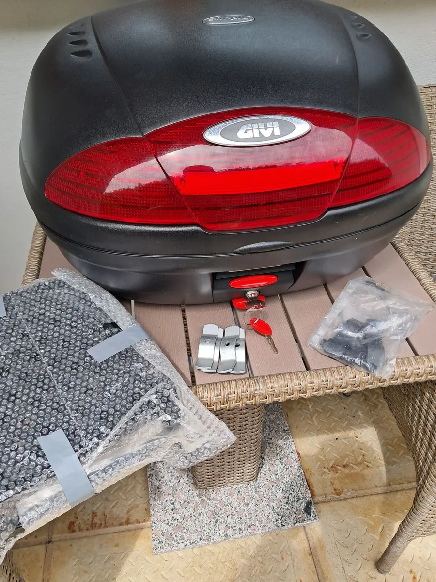 Givi topbox + Helmet - Image 1