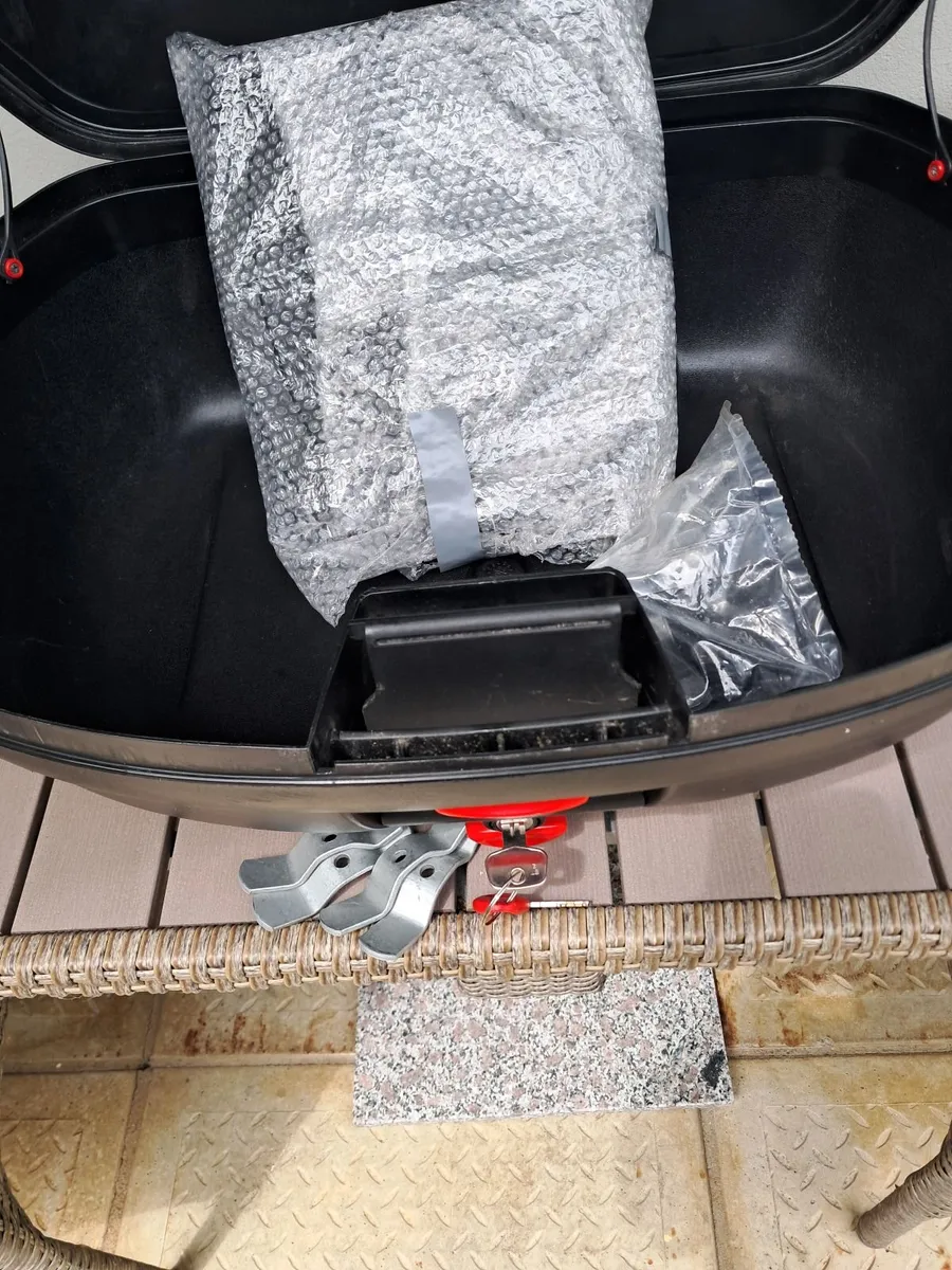 Givi topbox + Helmet - Image 3