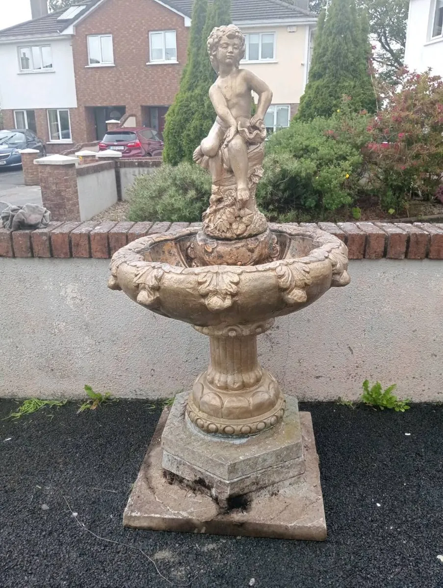 Milo concrete studio garden water fountain - Image 1