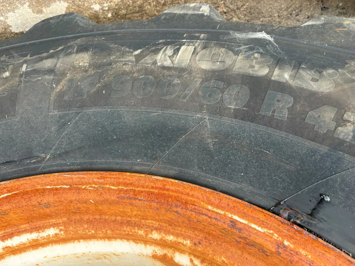 900/60/42 Michelins - Image 3
