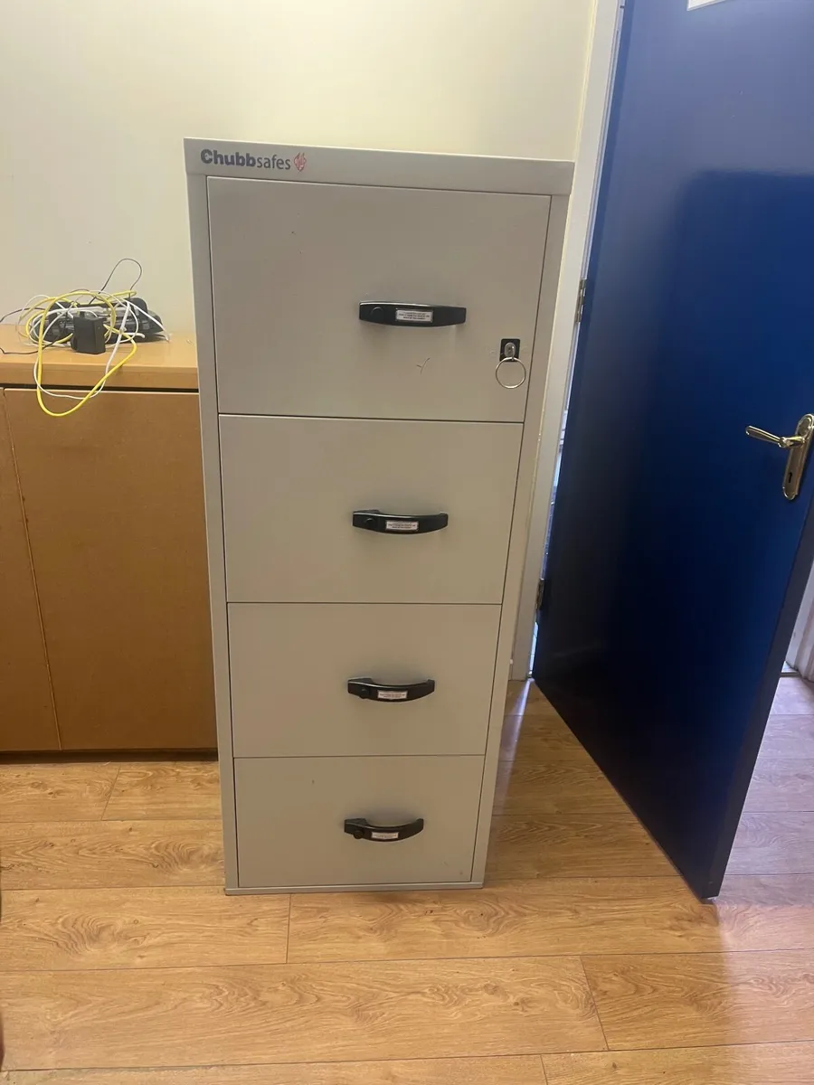 Fire proof filing cabinet with keys - Image 1