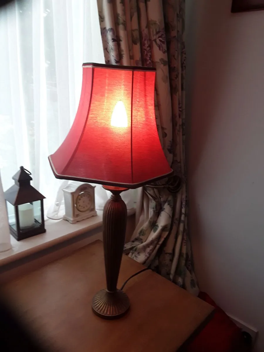 Lovely tall elegant table lamp - Image 1