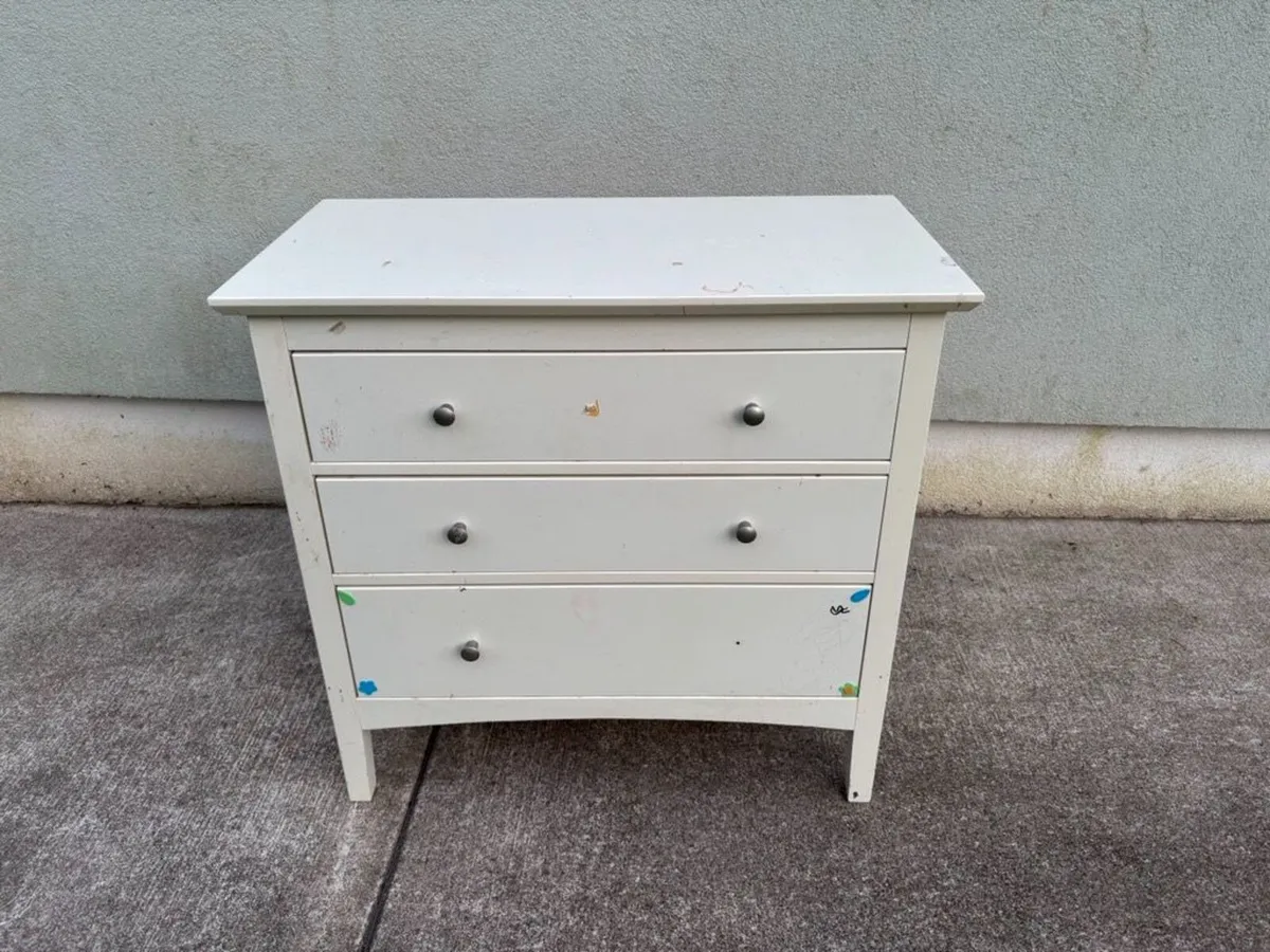 Childs chest of drawers