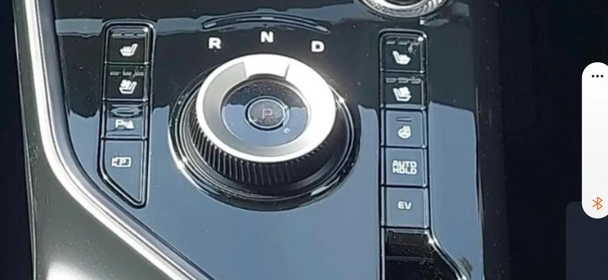 232 KIA E NIRO In cityscape green - Image 3