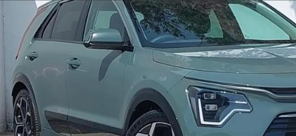 232 KIA E NIRO In cityscape green - Image 1