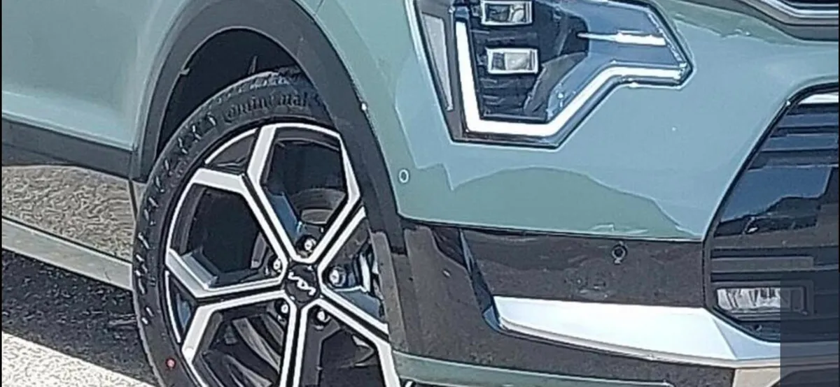 232 KIA E NIRO In cityscape green - Image 2