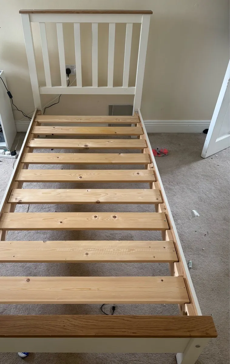 Single bed - Image 1