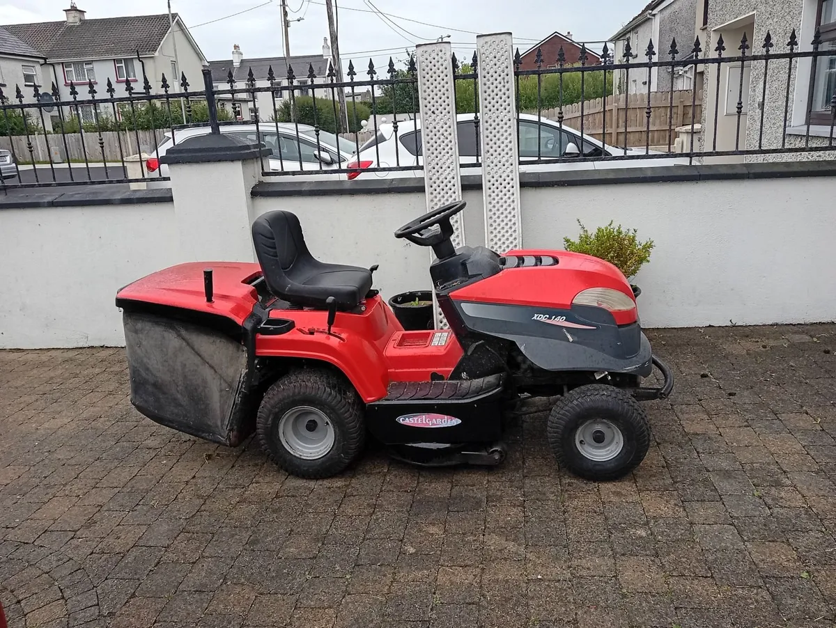 Castlegarden ride on lawnmower - Image 1