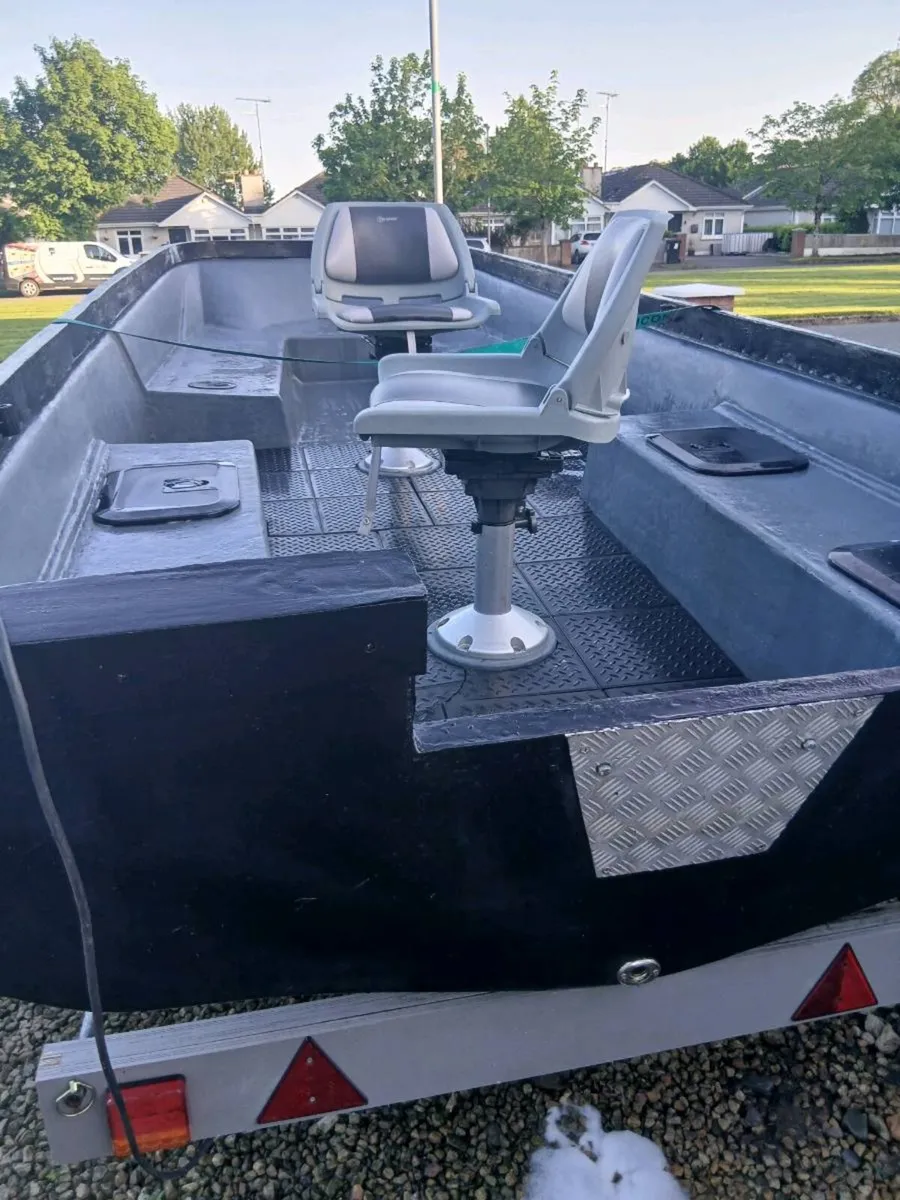 Boat and trailer - Image 2