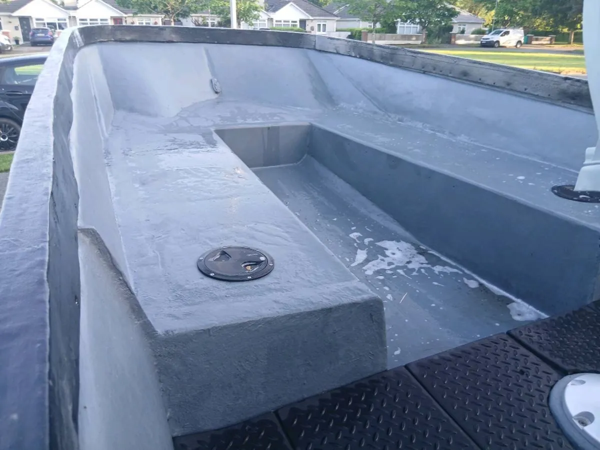 Boat and trailer - Image 3