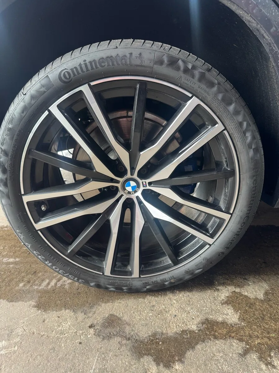 22’ GENUINE BMW X5 ALLOYS & TYRES - Image 1