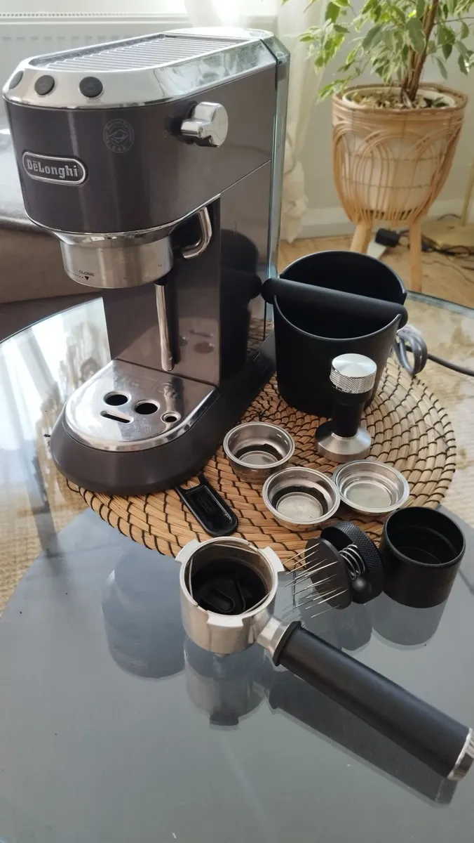 Delonghi coffee machine - Image 1