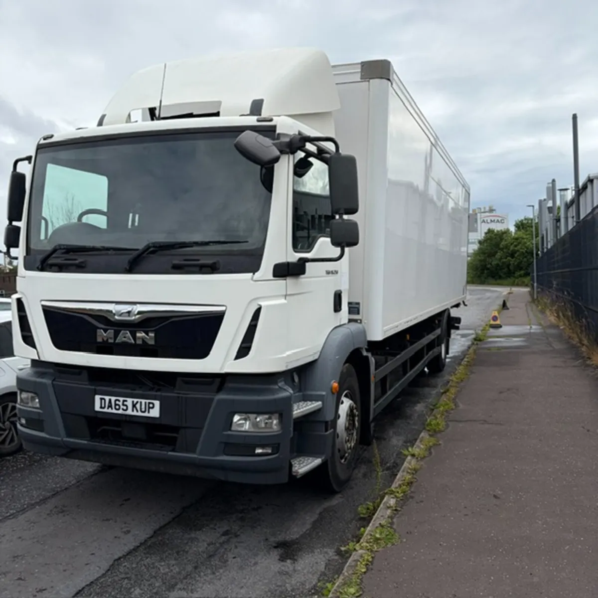 MAN 28' BOX VAN WITH 2 TON TAIL LIFT - Image 2