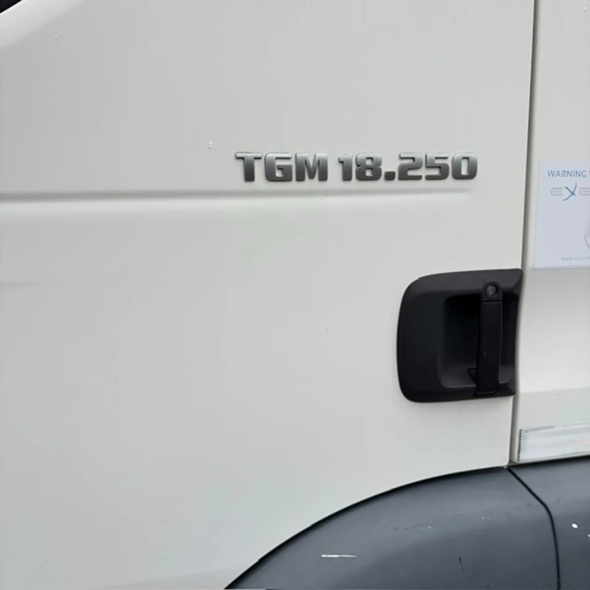 MAN 28' BOX VAN WITH 2 TON TAIL LIFT - Image 3