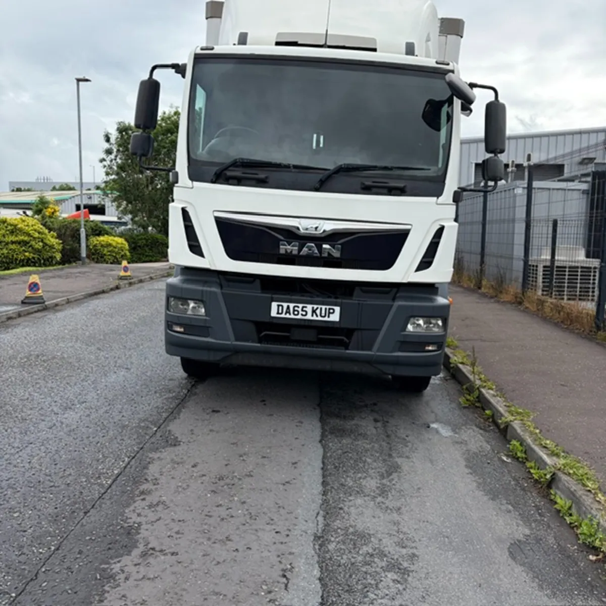 MAN 28' BOX VAN WITH 2 TON TAIL LIFT - Image 1