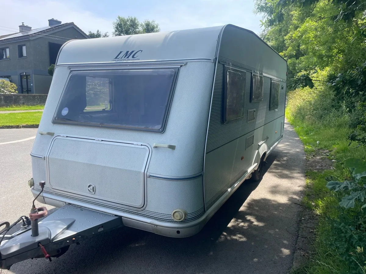4 berth fixed single beds caravan - Image 2