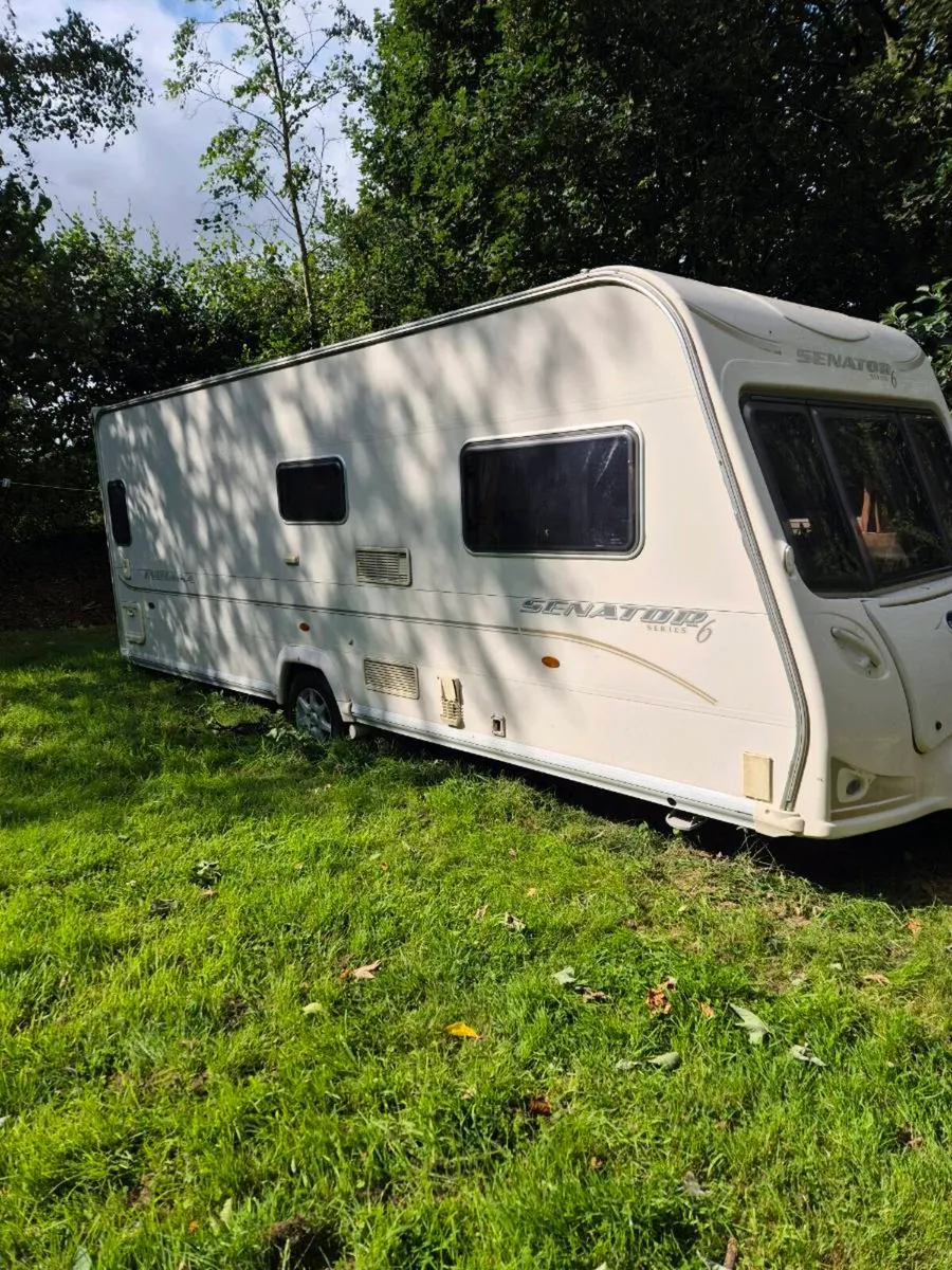 4 birth fixed bed caravan - Image 1