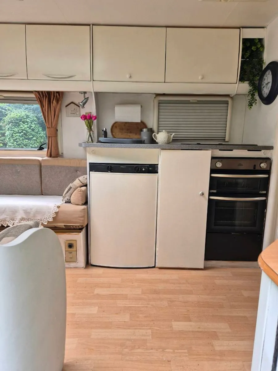 4 birth fixed bed caravan - Image 2