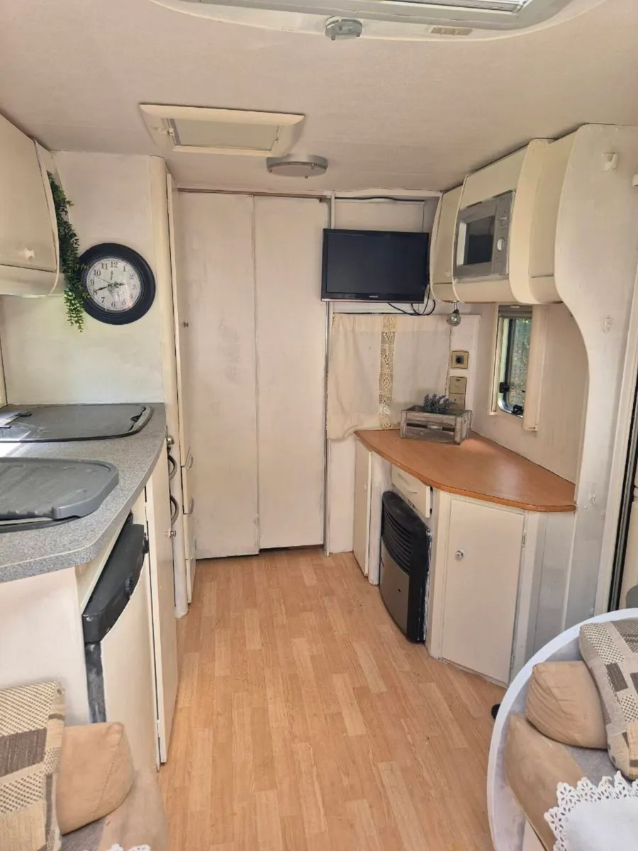 4 birth fixed bed caravan - Image 3