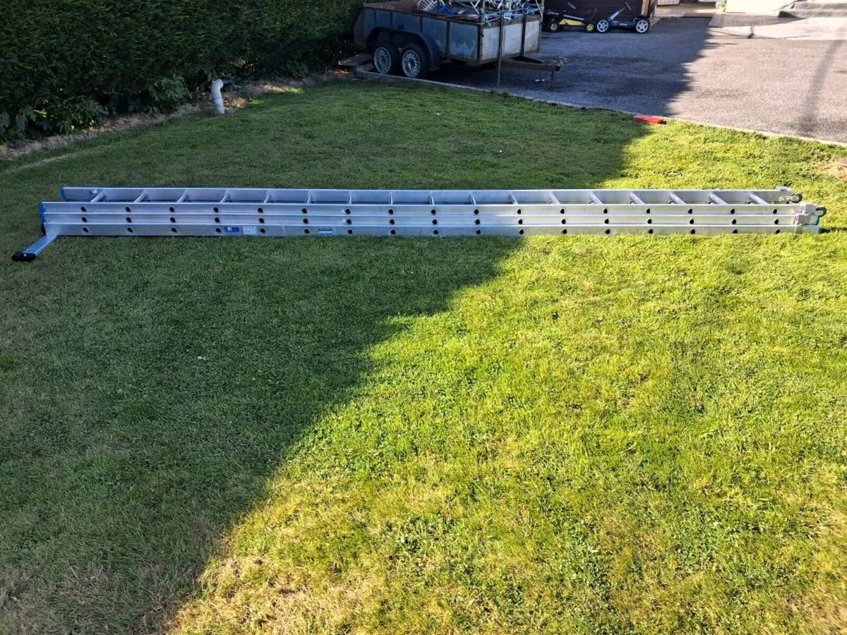 Triple extension ladder new never used - Image 4