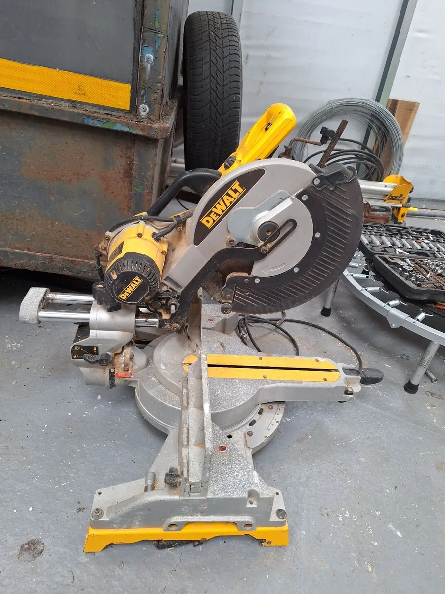 De walt chop saw with stand