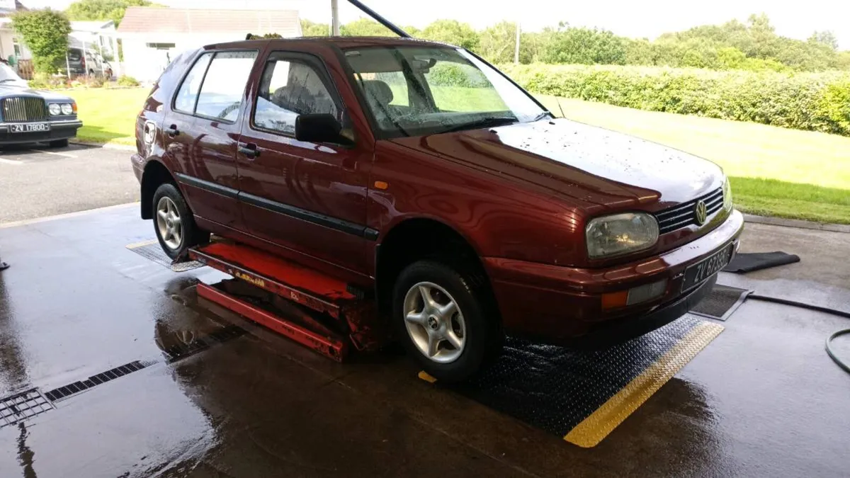 Golf diesel   +    Toyota  sprinter executive. - Image 1