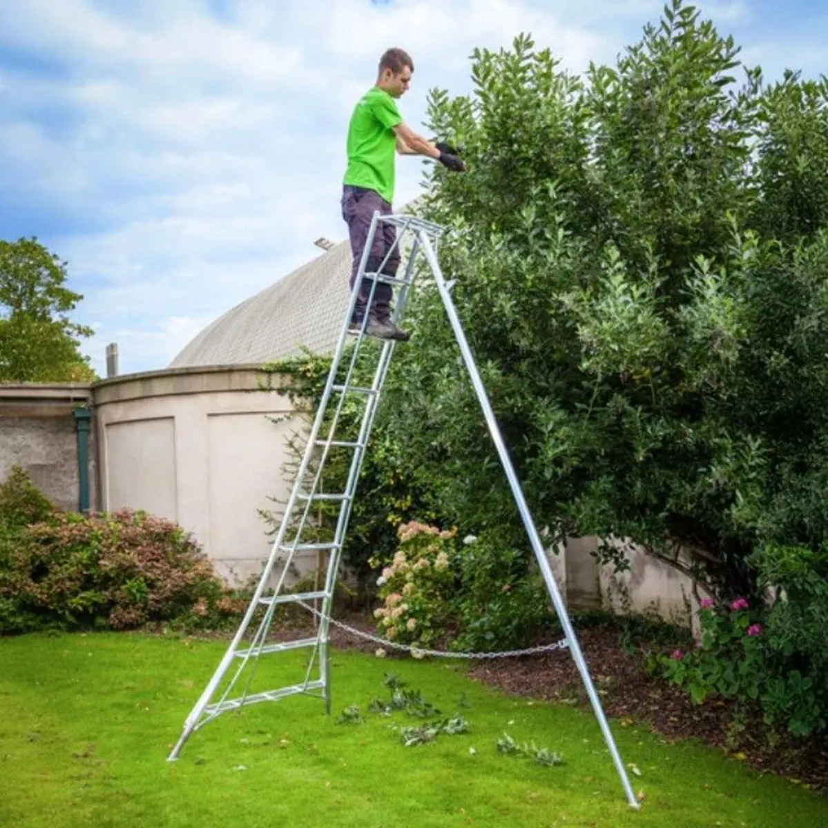 📌 Brand New Crown 3-Leg Adjustable Tripod Ladders - Image 1