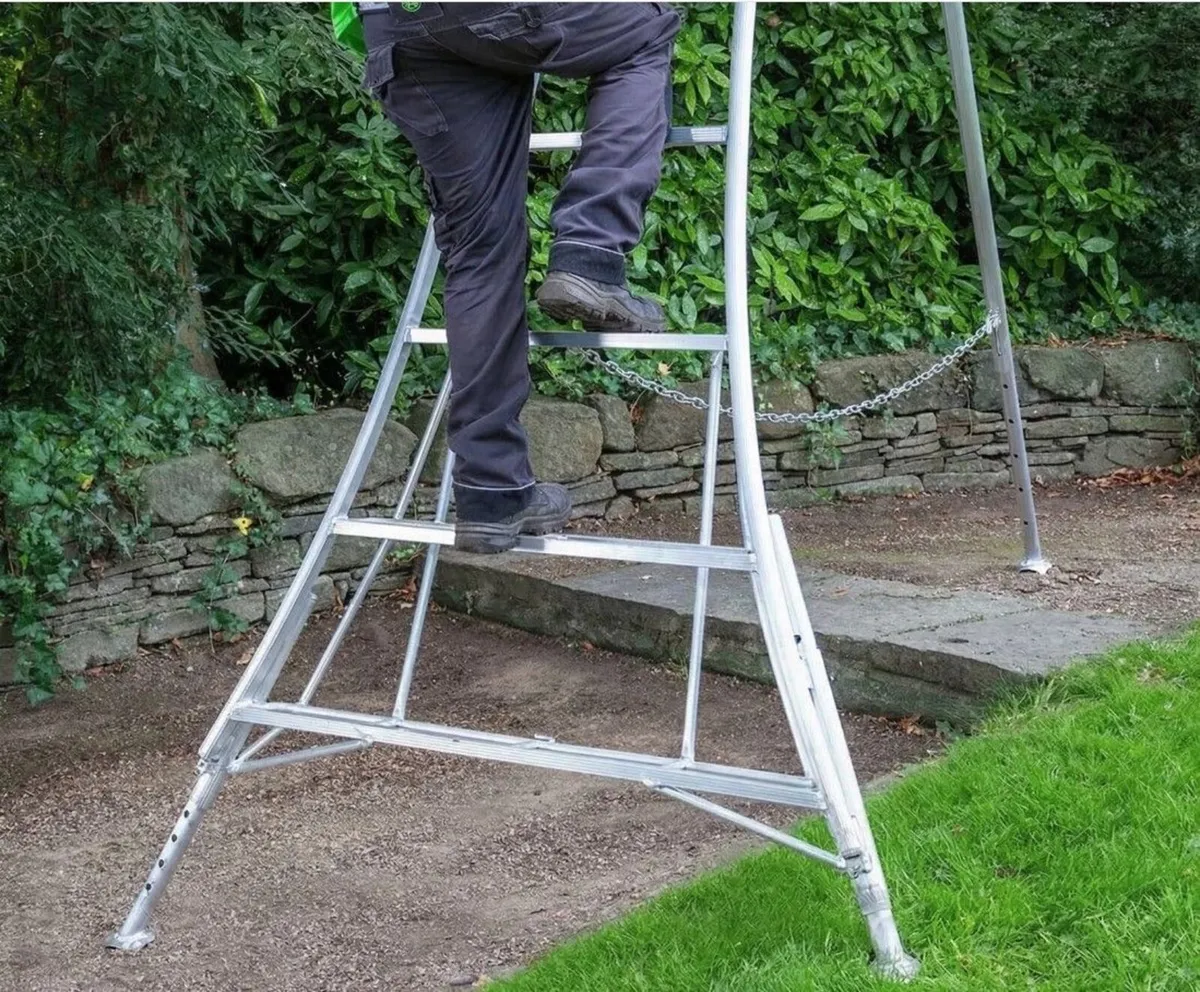 📌 Brand New Crown 3-Leg Adjustable Tripod Ladders - Image 3