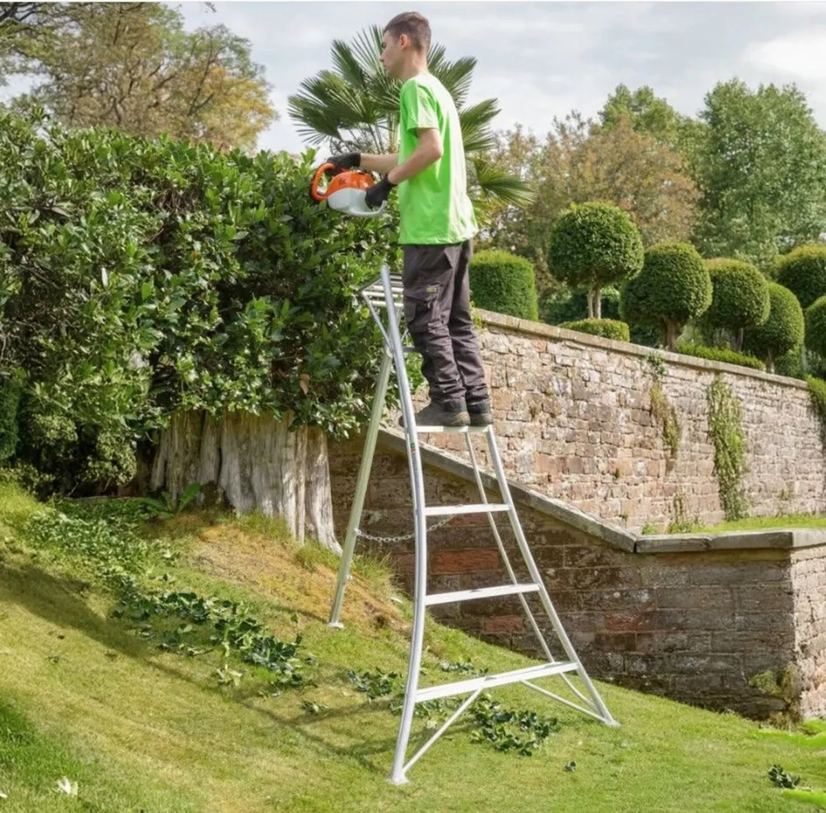 📌 Brand New Crown 3-Leg Adjustable Tripod Ladders - Image 4