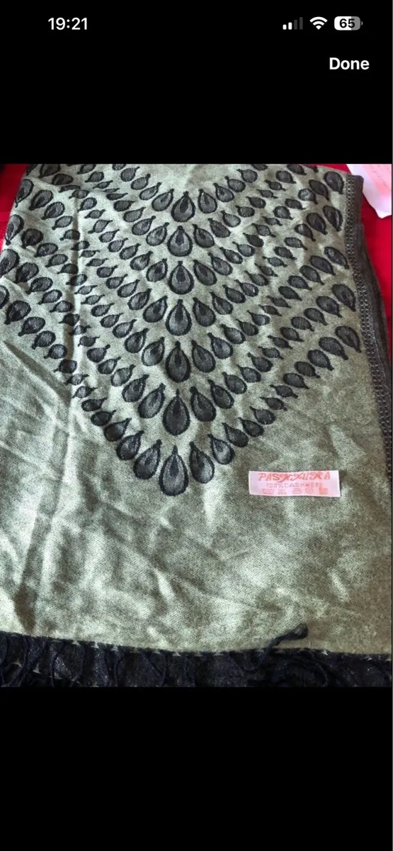 Ladies cashere shawl €10 - Image 1