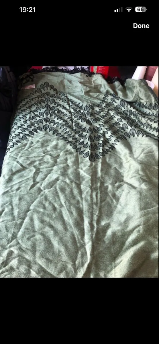 Ladies cashere shawl €10 - Image 3