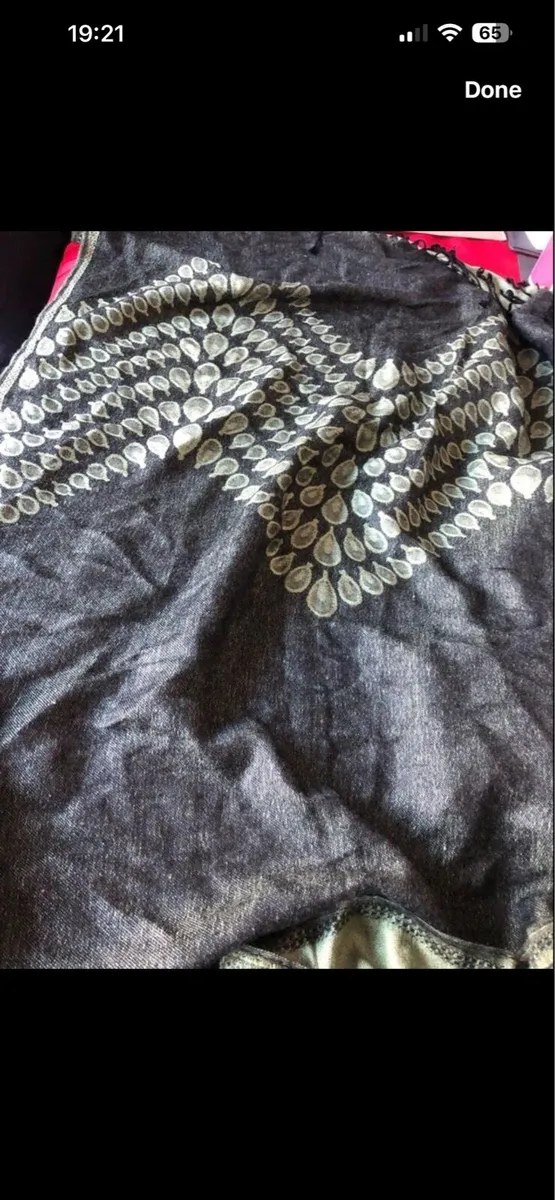 Ladies cashere shawl €10 - Image 4
