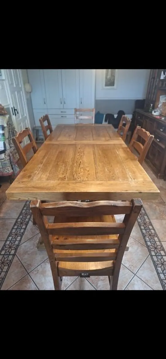 Solid oak kitchen table with 6 kitchen chairs - Image 1