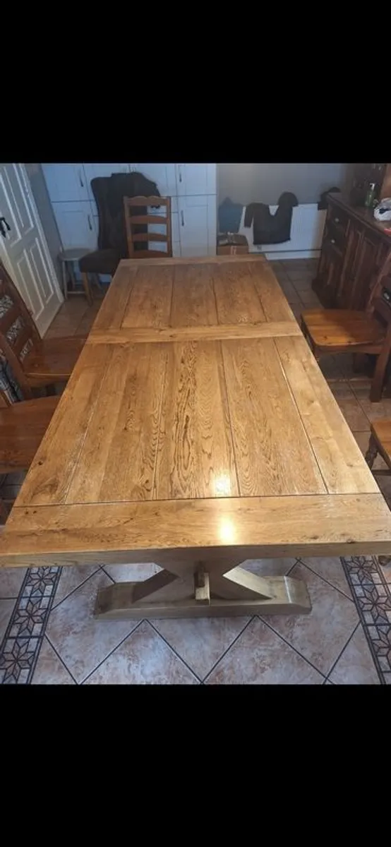 Solid oak kitchen table with 6 kitchen chairs - Image 3
