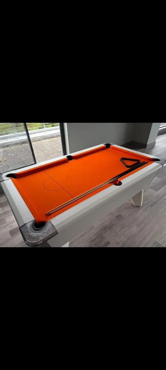 Pool table - Image 1
