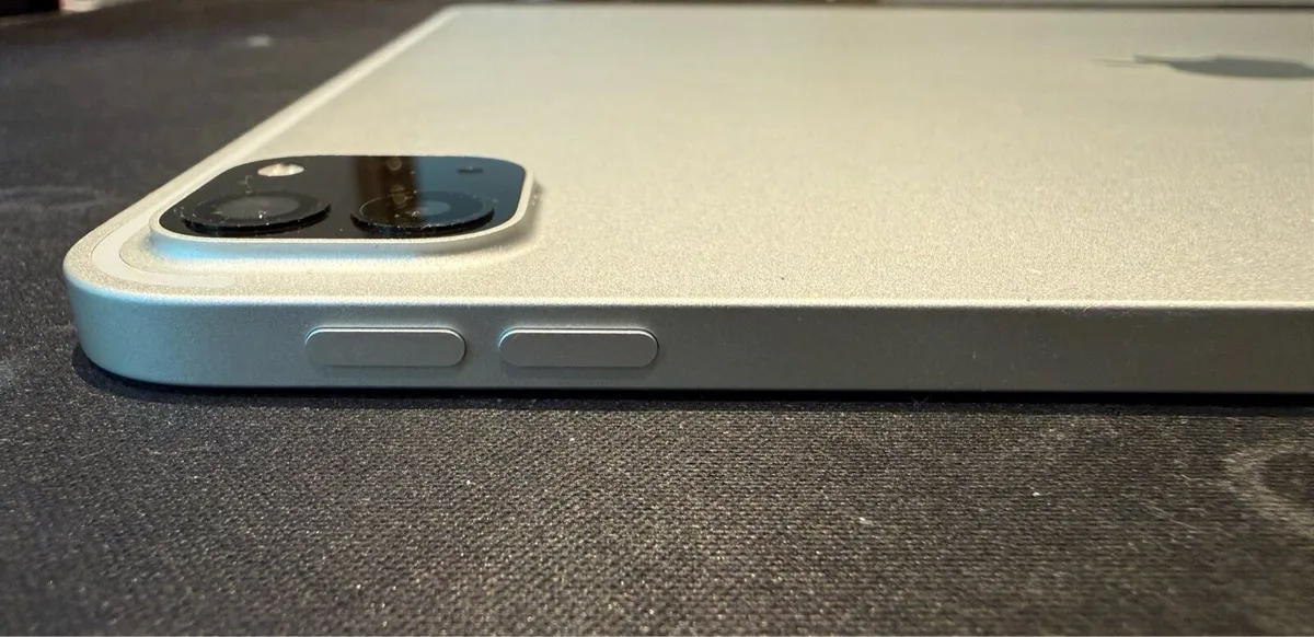 iPad Pro 12.9 (6th Gen) - 128GB, Space Grey - Image 4