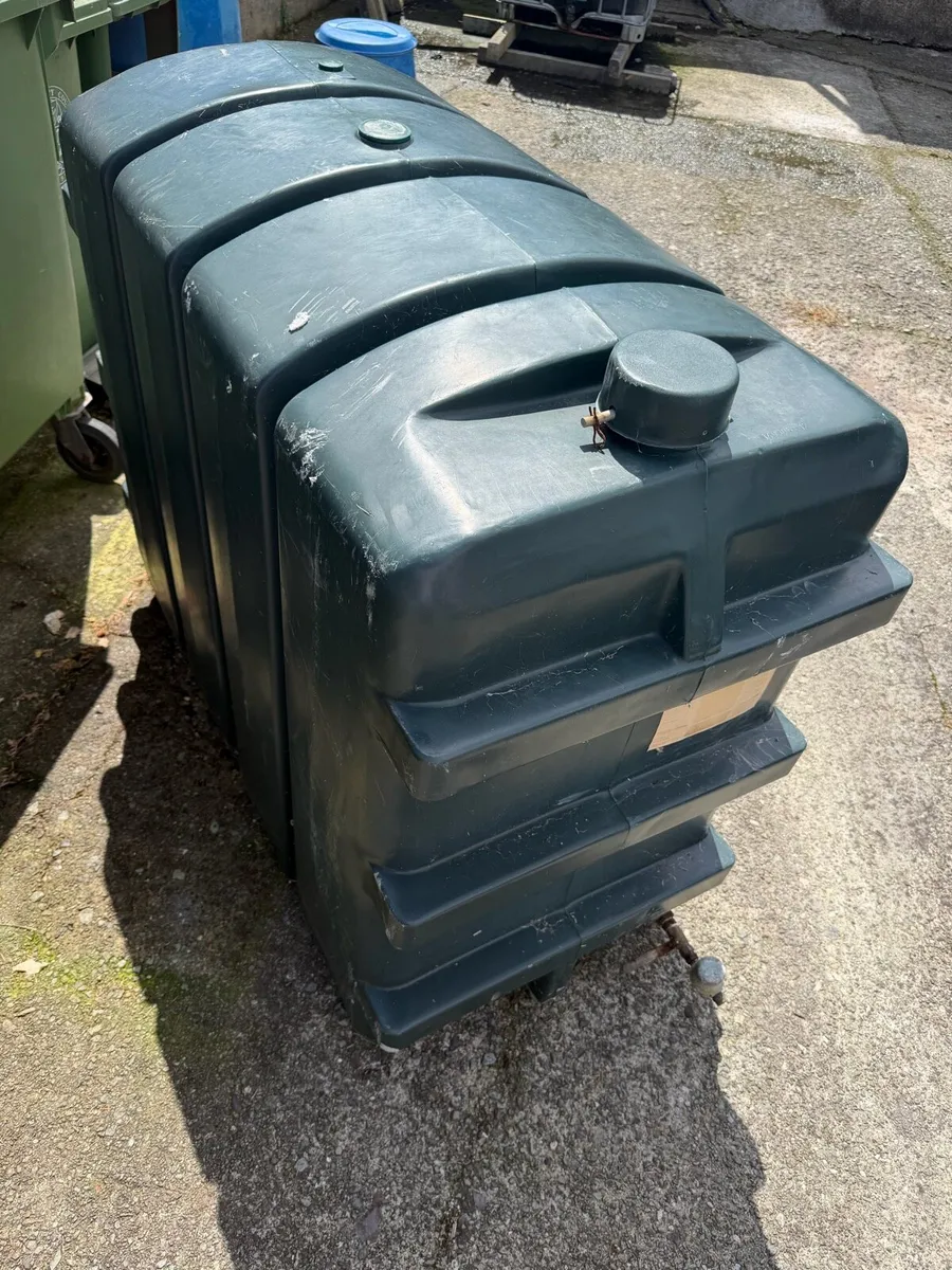Oil tank - Image 1
