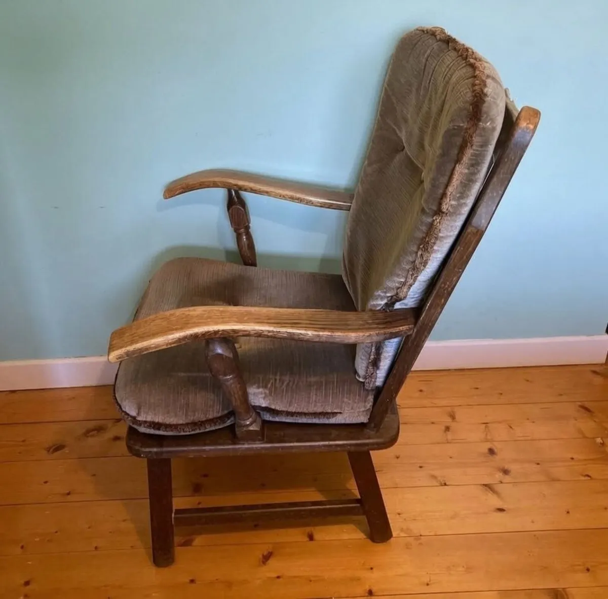 Vintage Upholstered Armchair – Excellent Condition - Image 3