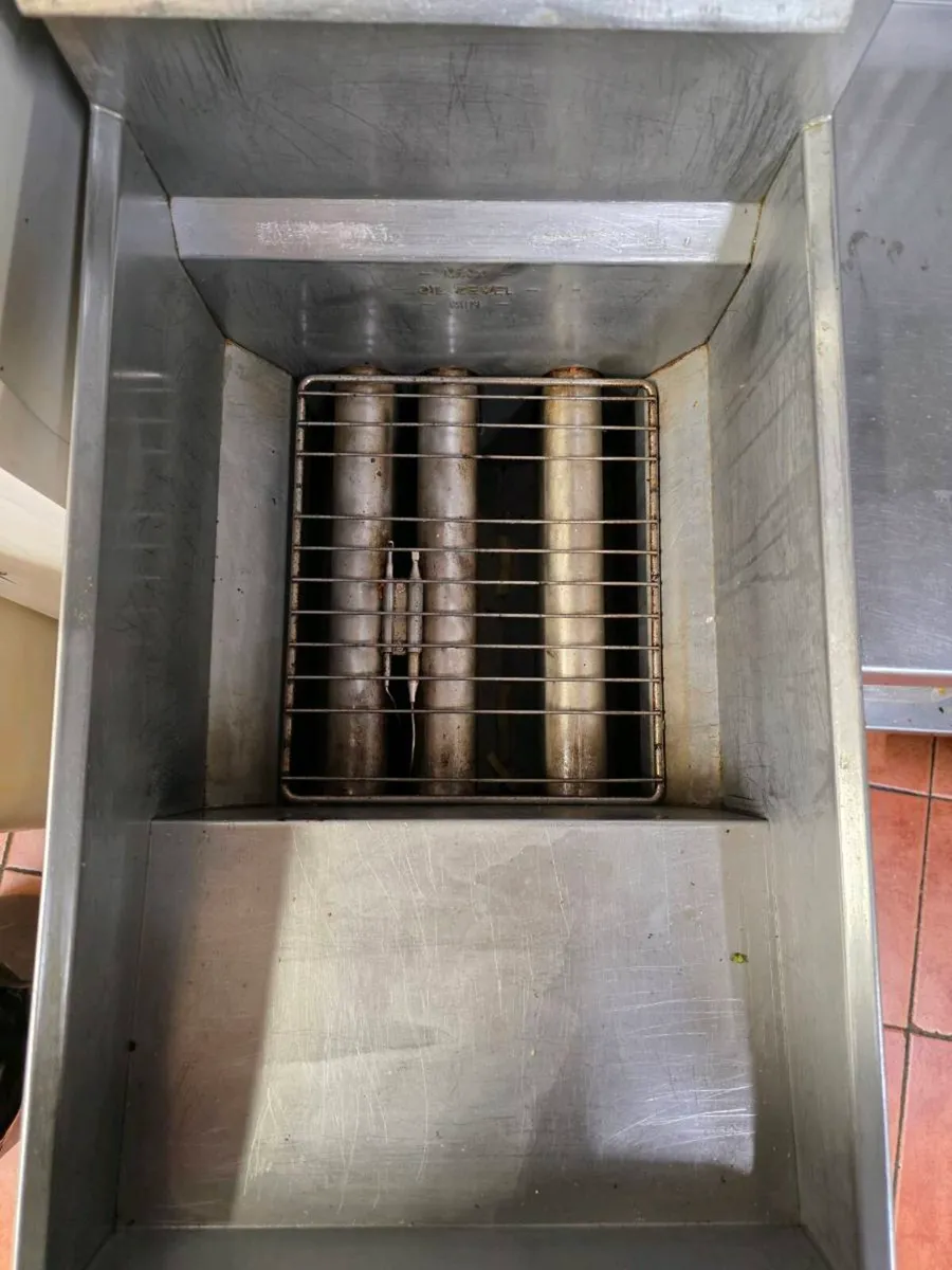 "2 Commercial Gas Fryers – Restaurant/Takeaway Equ - Image 4