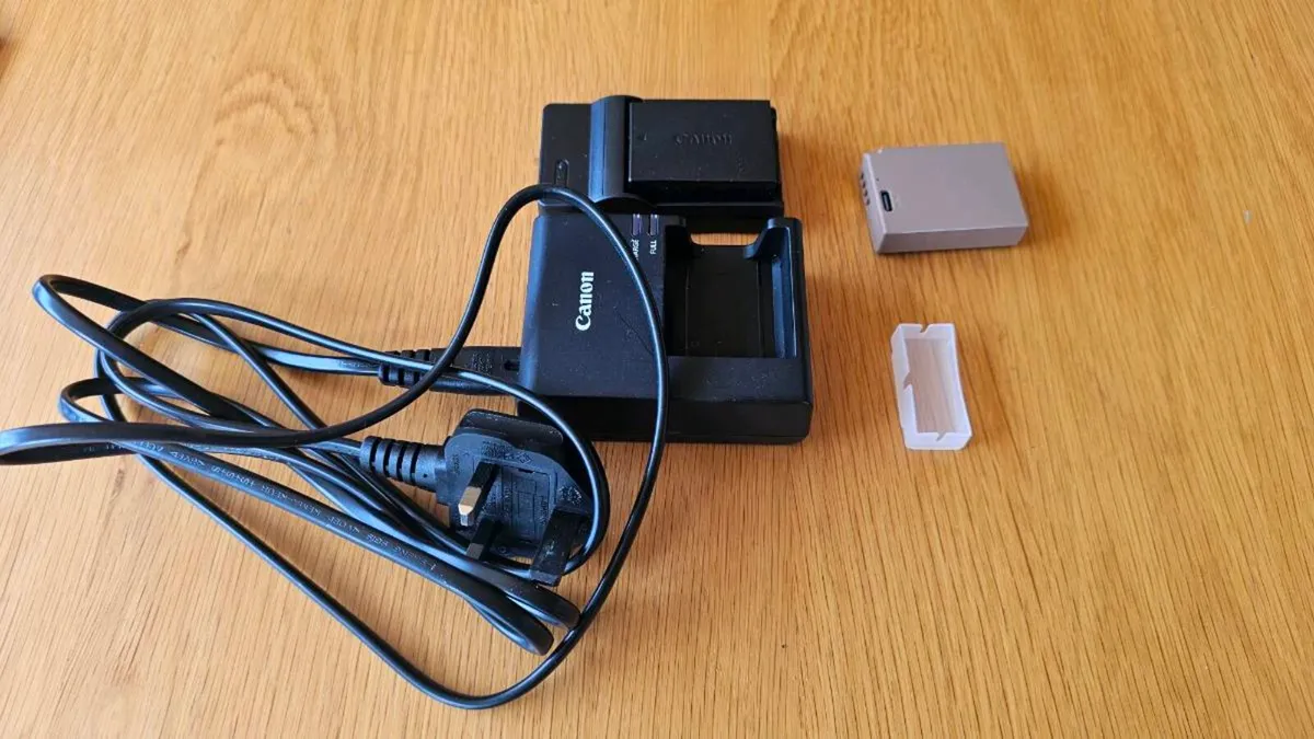 Canon 2000d  digital camera 24.1 mp - Image 3