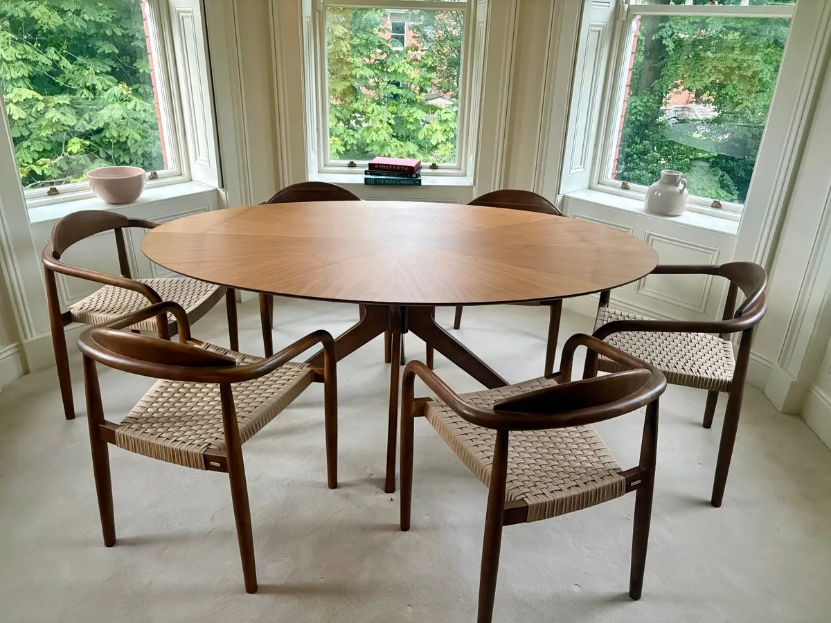 Dining room table and 6 chairs - Image 1