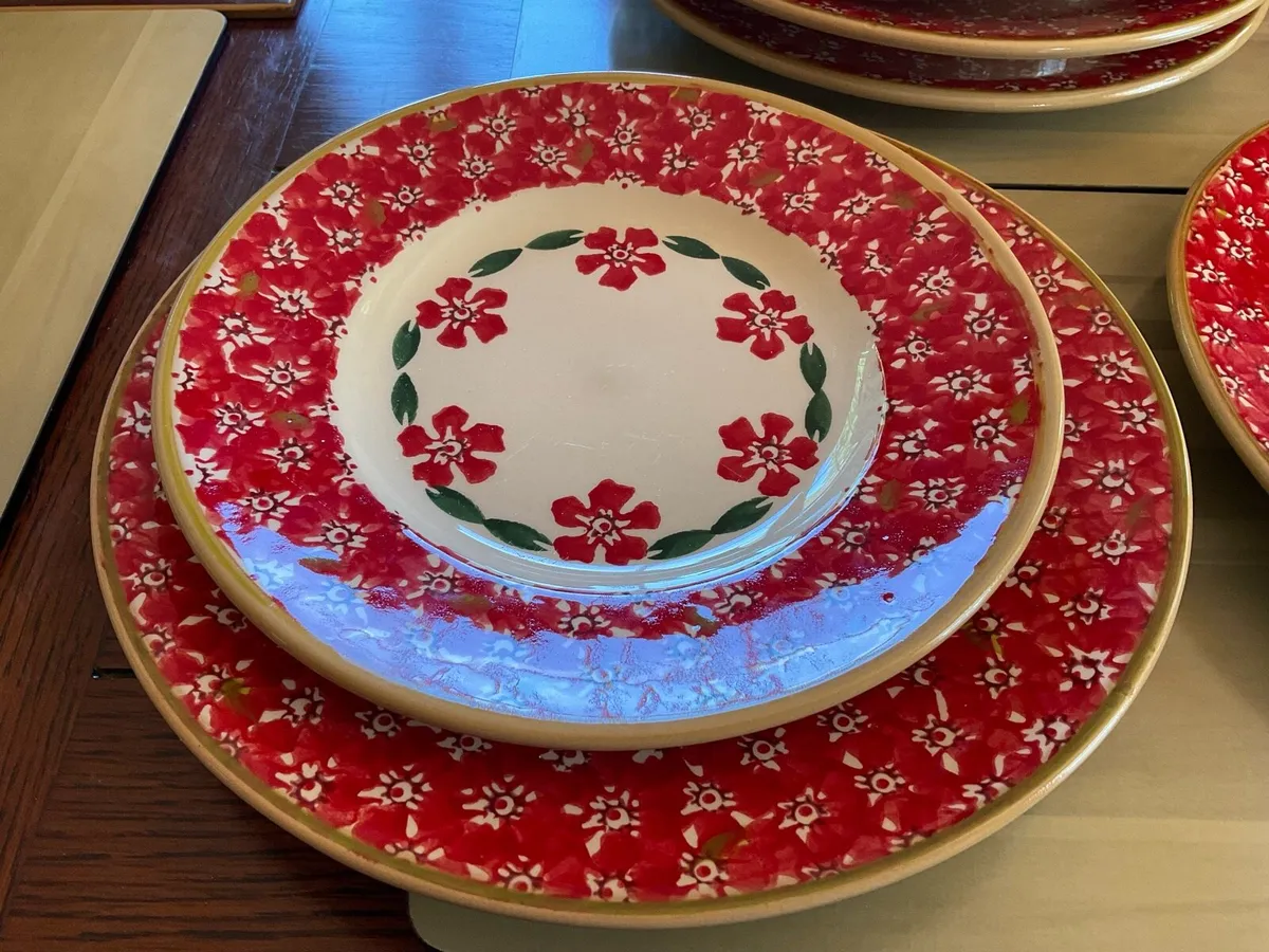 Nicholas Mosse set of two Red lawn plates - Image 3