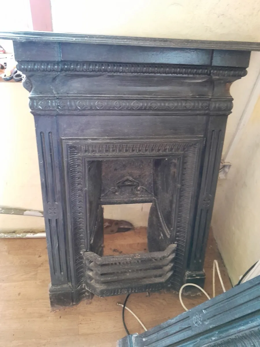 4 cast iron fireplaces - Image 1