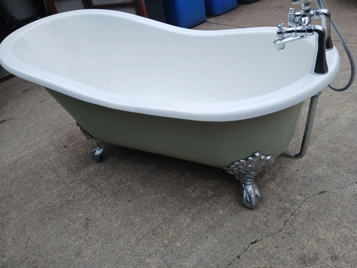 Cast iron slipper bath & taps - Image 4