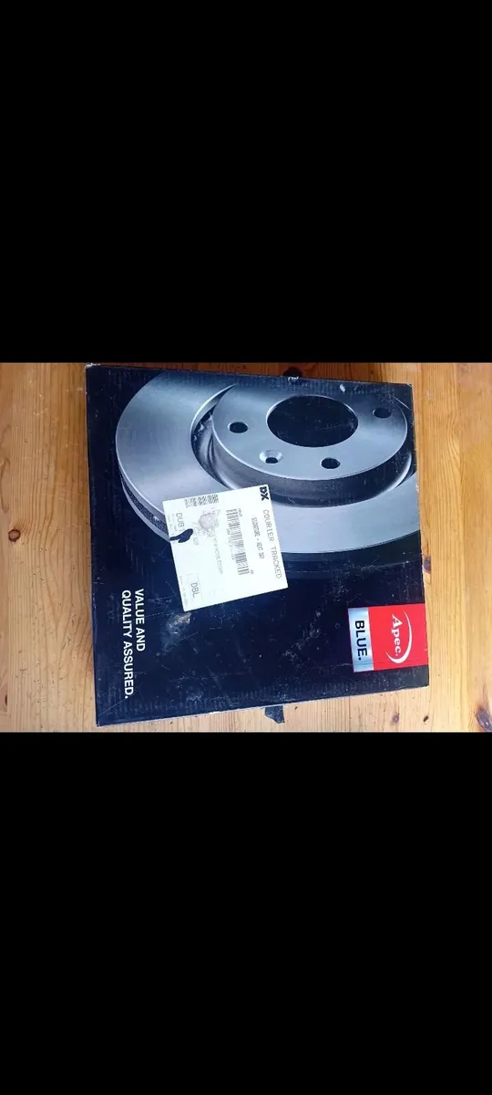 Toyota Avensis rear brake pads and discs - Image 1