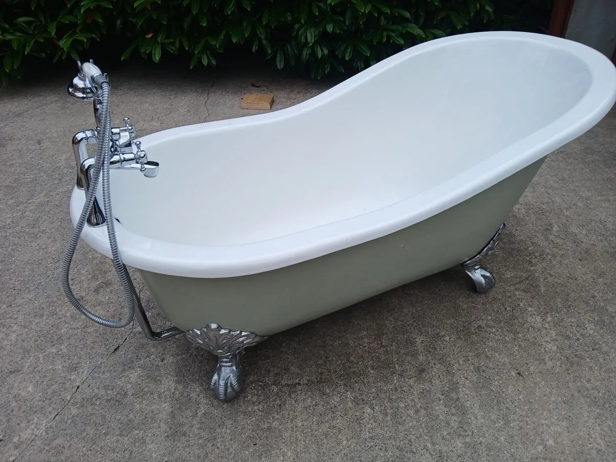 Cast iron slipper bath & taps - Image 3